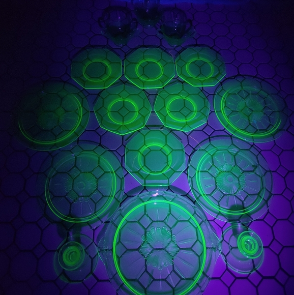 Uranium glass pieces - Picture 3 of 9